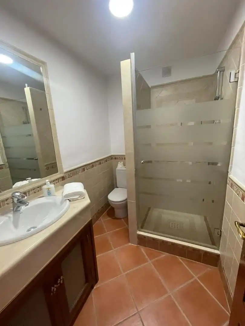 Bany de Casa adosada de lloguer en Marbella amb Aire condicionat, Terrassa i Moblat