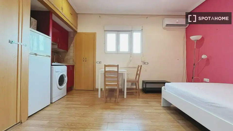 Schlafzimmer von Wohnung zur Miete in Madrid mit Klimaanlage, Heizung und Möbliert