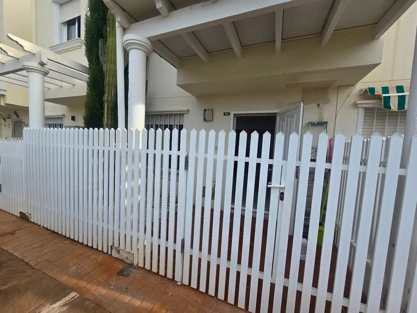 Außenansicht von Einfamilien-Reihenhaus zum Verkauf in Vera mit Klimaanlage, Terrasse und Abstellraum