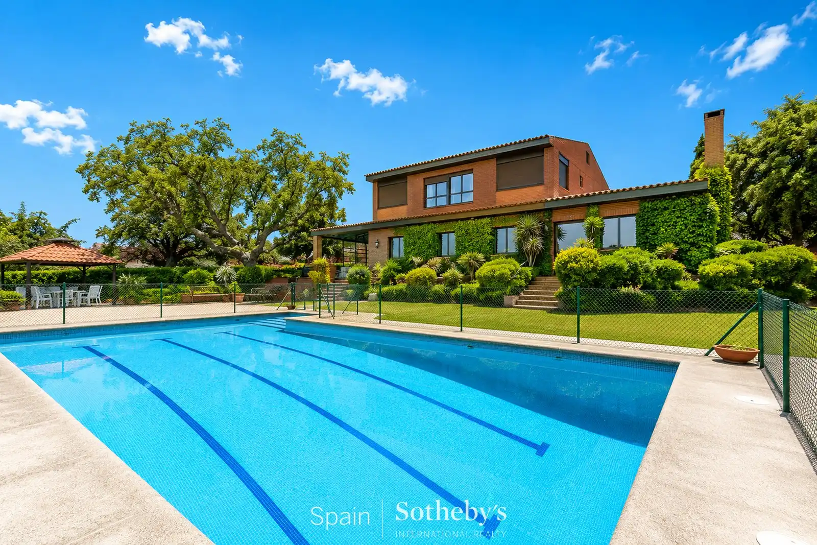 House with pool for sale in Rodano 2
