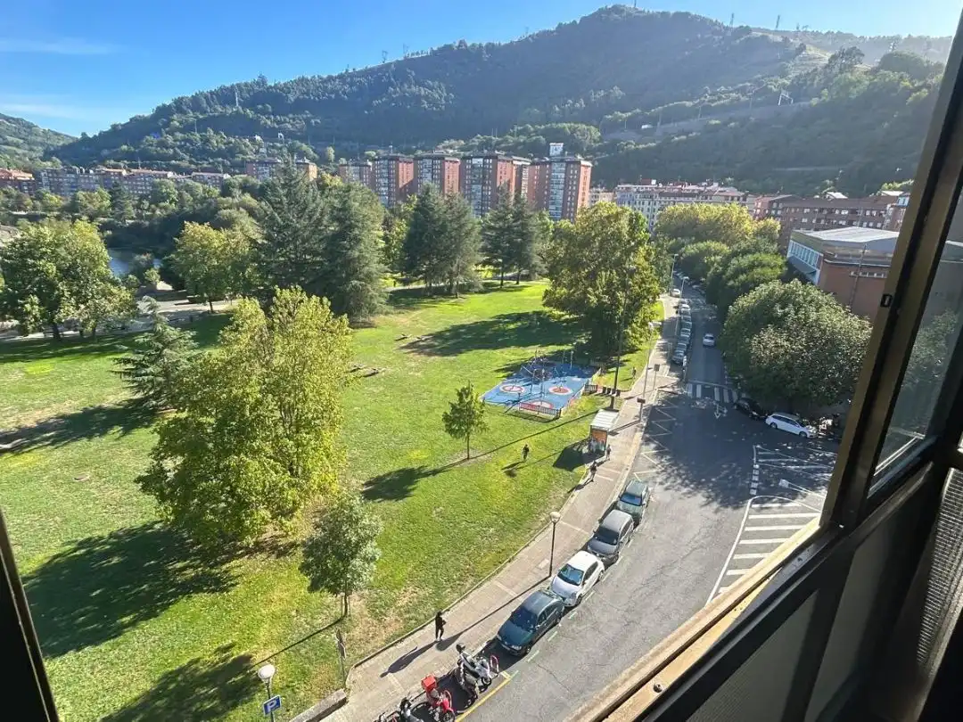 Vista exterior de Pis en venda en Bilbao  amb Terrassa i Balcó