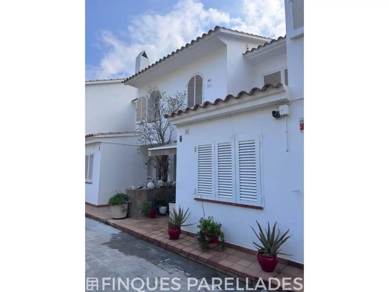 Vista exterior de Casa adosada en venda en Sitges amb Aire condicionat, Calefacció i Jardí privat