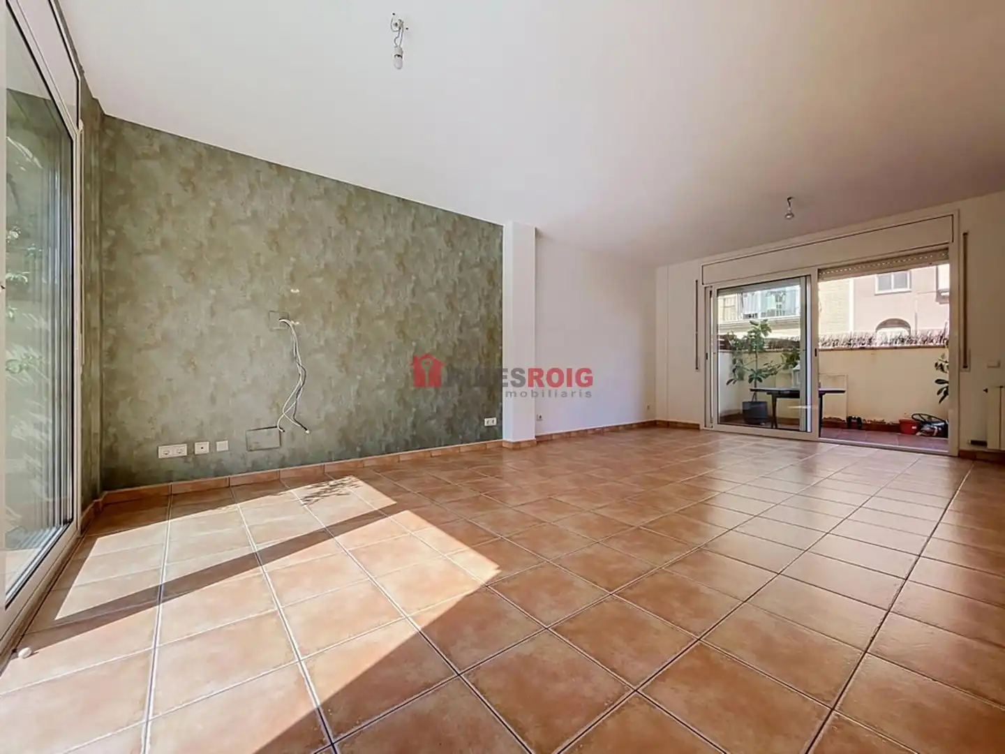 Sala d'estar de Casa adosada en venda en Sant Pere de Ribes amb Calefacció, Jardí privat i Terrassa