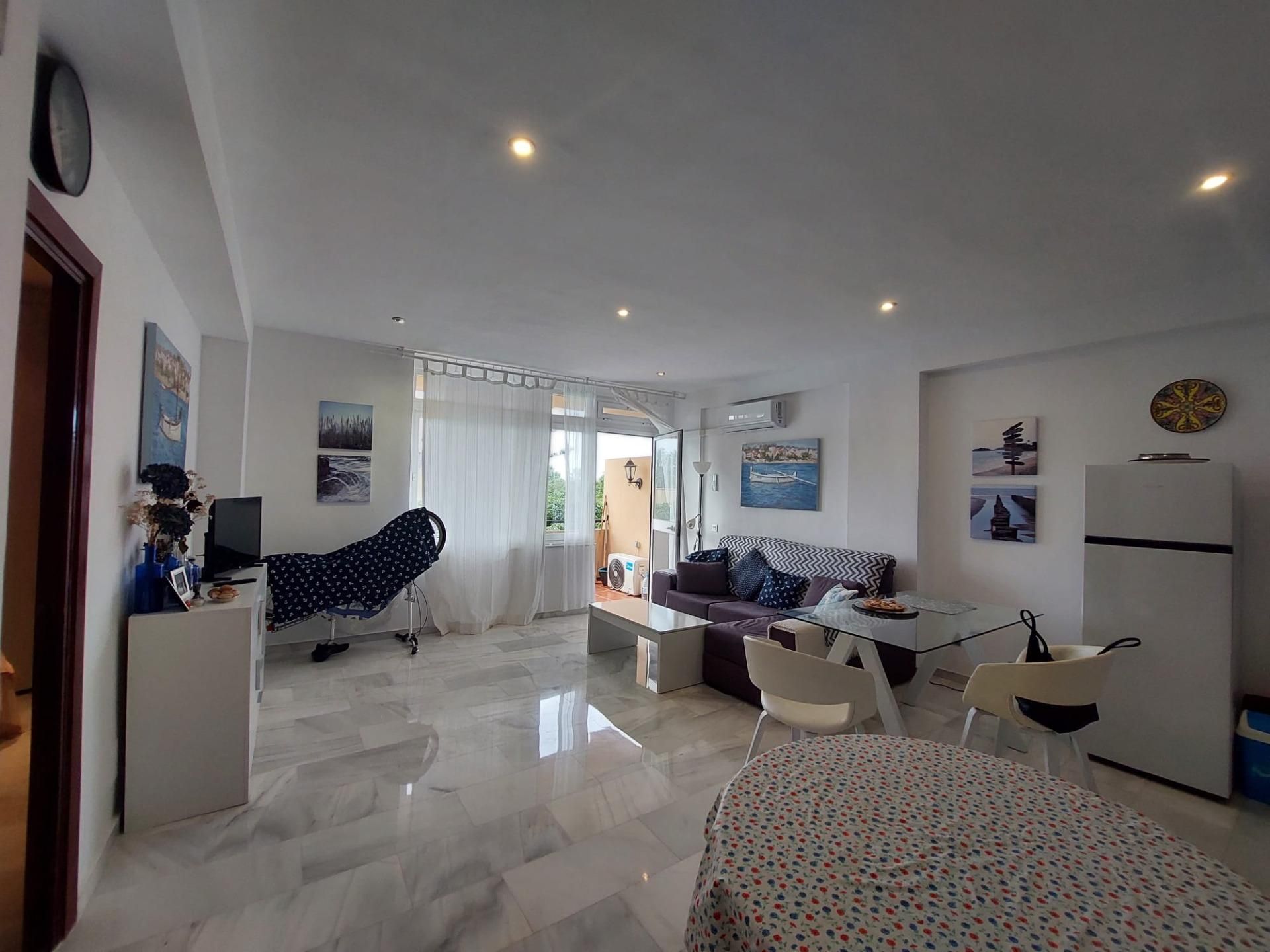 Sala d'estar de Apartament en venda en Roquetas de Mar amb Aire condicionat, Jardí privat i Terrassa
