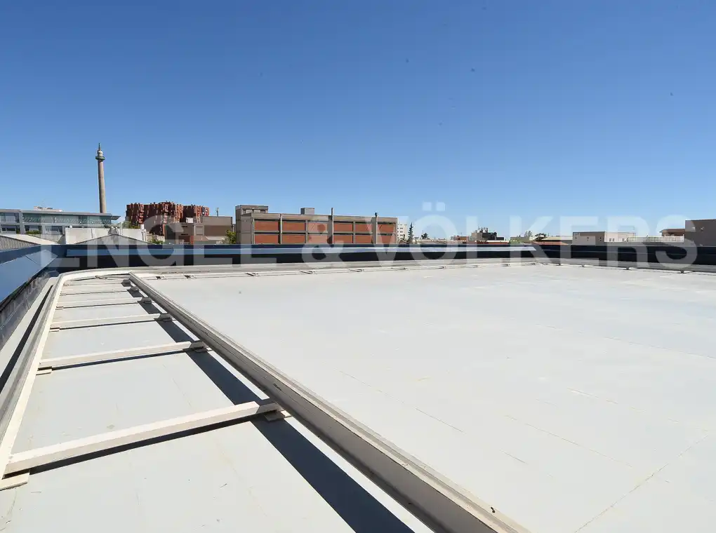 Vista exterior de Nave industrial en venta en Sant Just Desvern