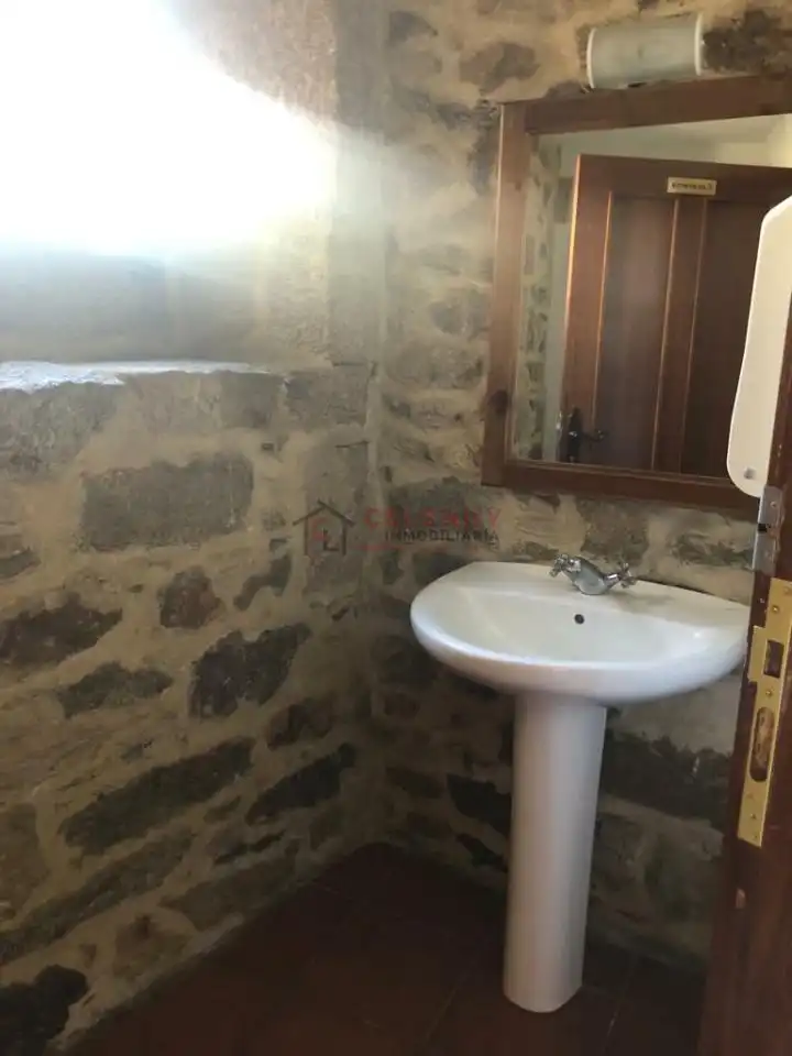 Bany de Local en venda en A Pobra de Trives  amb Aire condicionat i Moblat