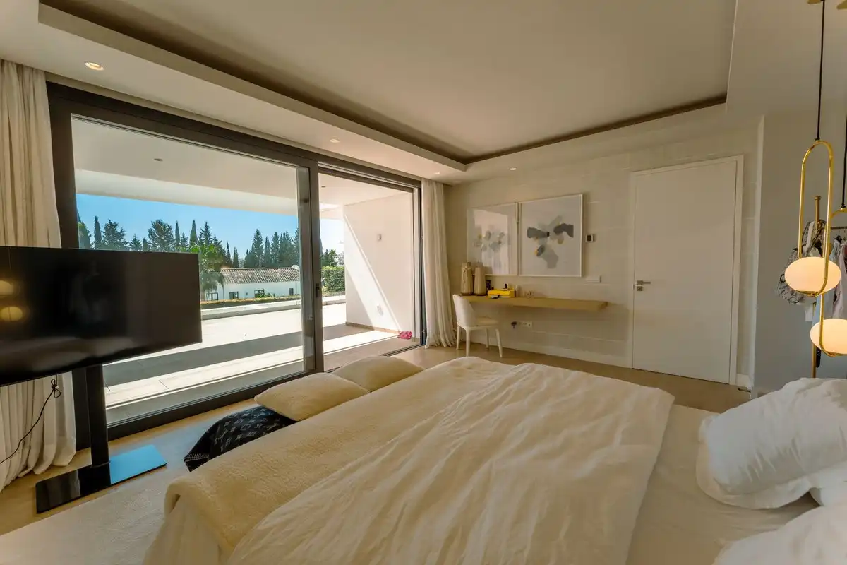 Dormitori de Casa o xalet de lloguer en Estepona amb Jardí privat, Piscina i Alarma