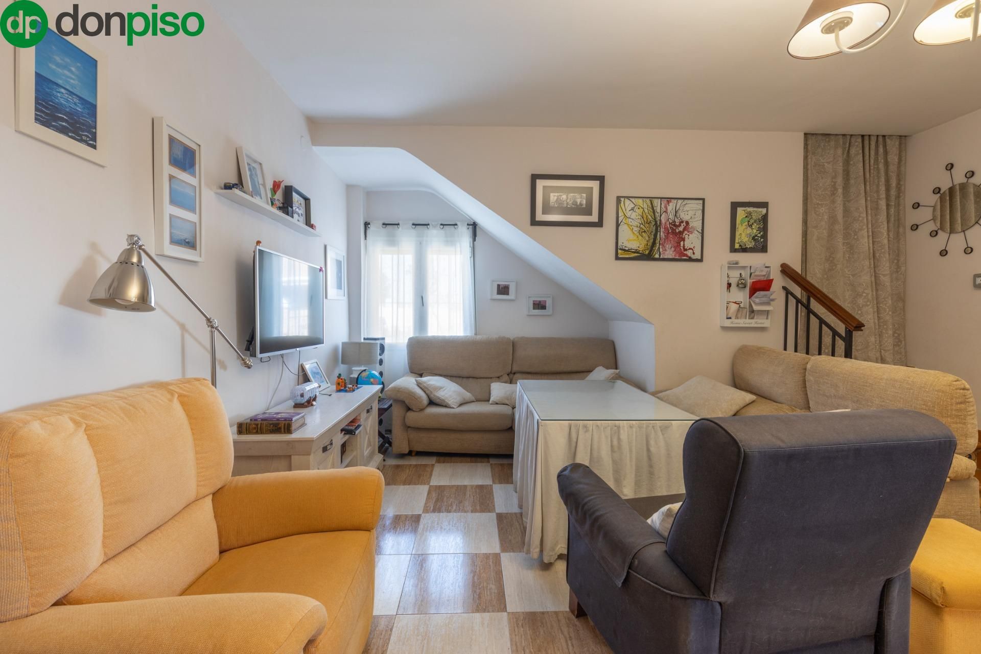 Sala d'estar de Casa o xalet en venda en Armilla amb Aire condicionat i Terrassa