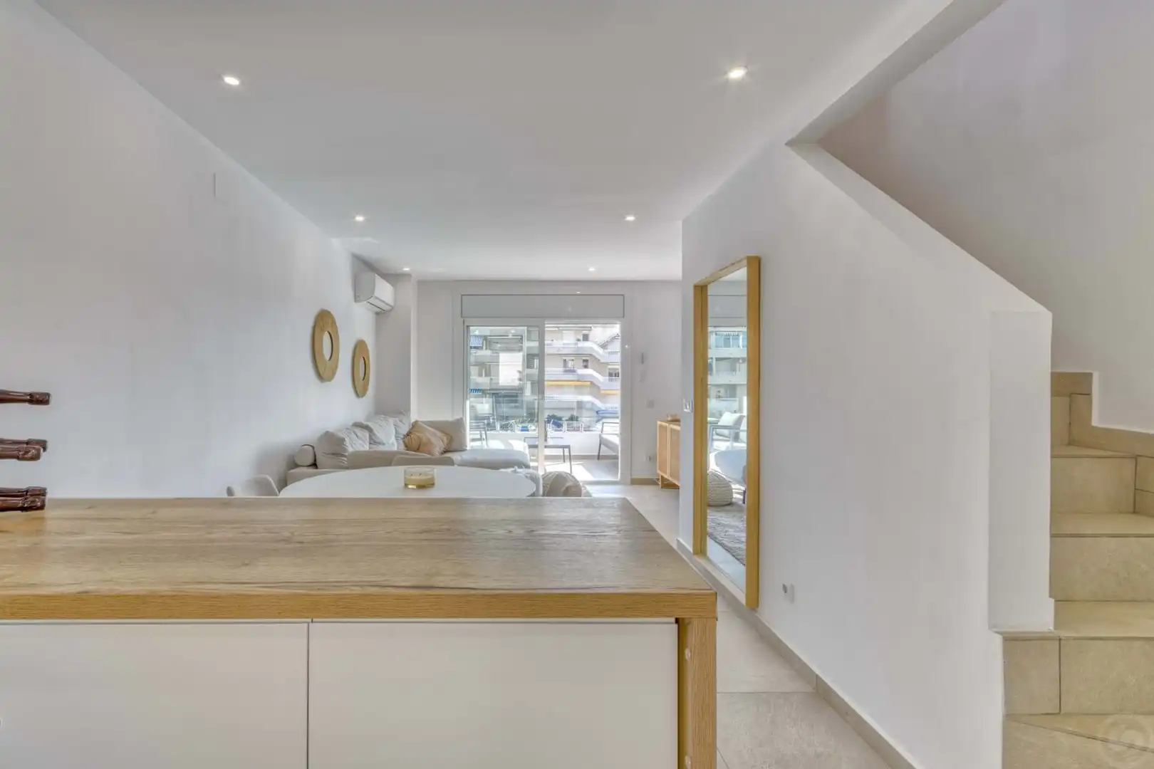 Wohnzimmer von Einfamilien-Reihenhaus zum Verkauf in Empuriabrava mit Klimaanlage, Heizung und Terrasse