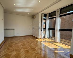 Living room of Flat to rent in  Madrid Capital  with Air Conditioner, Heating and Storage room