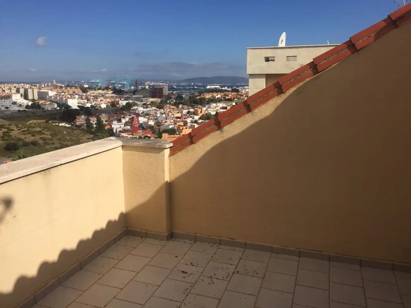 Terrassa de Dúplex de lloguer en Algeciras amb Aire condicionat, Moblat i Piscina comunitària