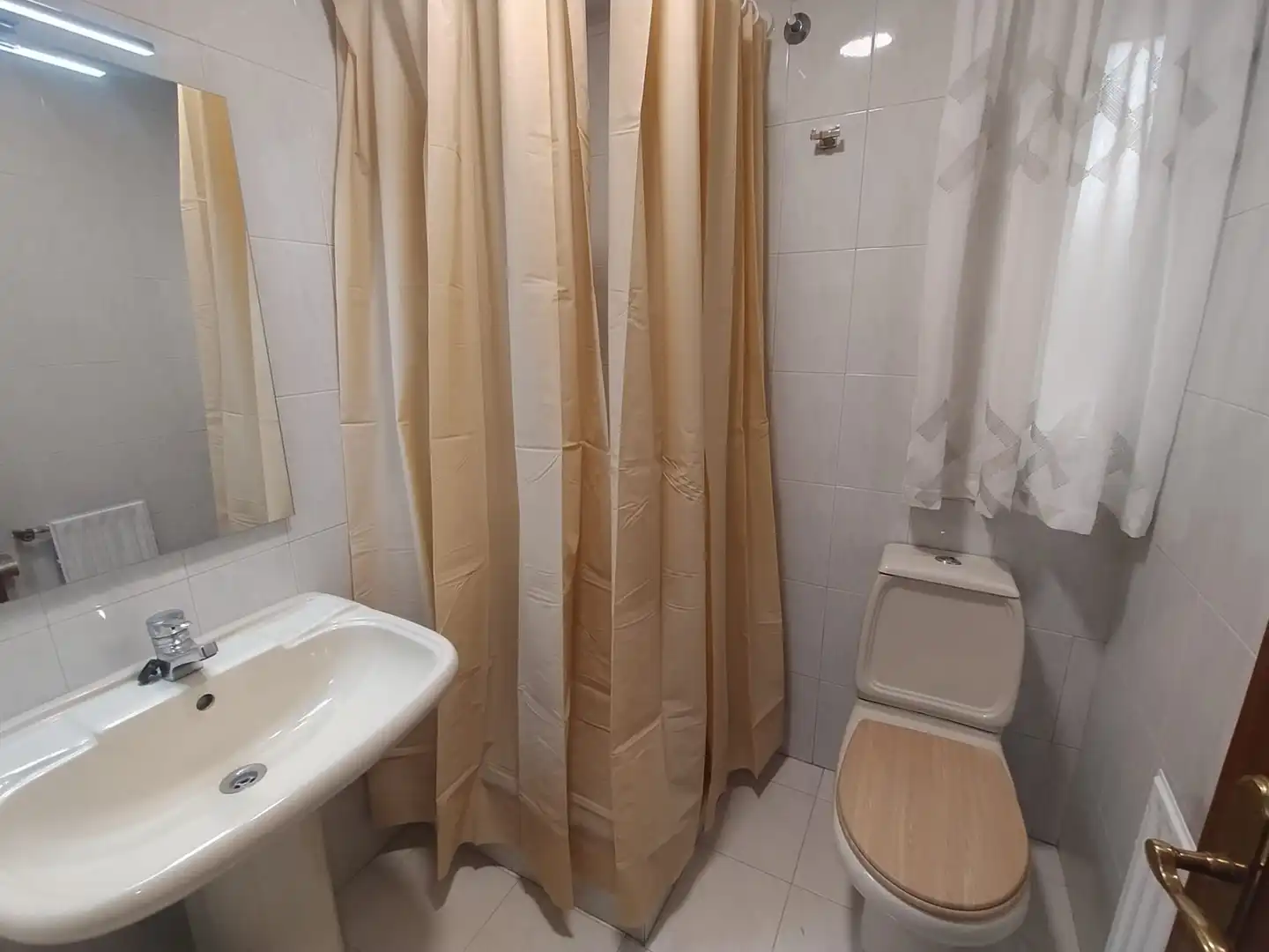 Bathroom of Flat for rent in Santiago de Compostela   with Heating, Furnished and Oven