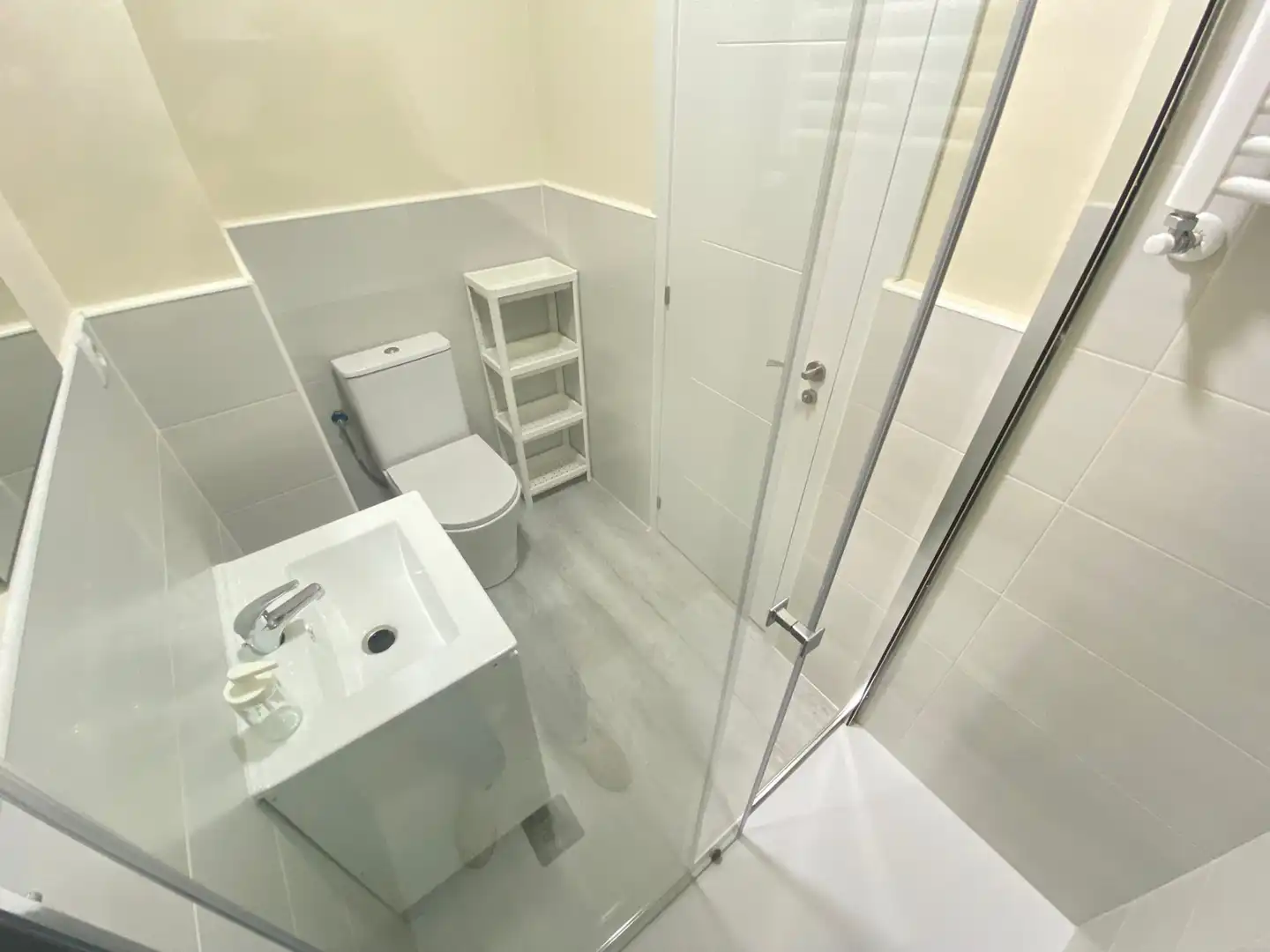 Baño de Piso para compartir en Madrid con Calefacción, Amueblado y Horno