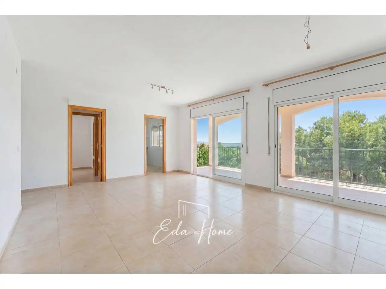 Sala de estar de Casa o chalet en venta en La Bisbal del Penedès con Aire acondicionado, Calefacción y Jardín privado