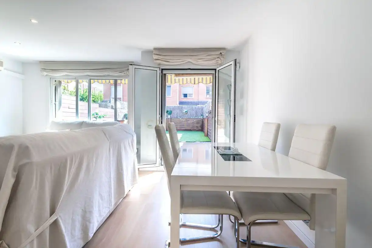Schlafzimmer von Einfamilien-Reihenhaus zum Verkauf in Sant Joan Despí mit Klimaanlage und Balkon