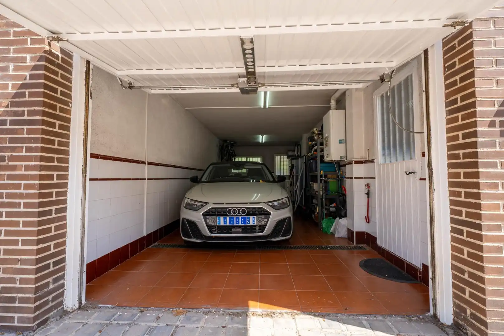 Parking de Casa adosada en venta en Leganés con Aire acondicionado, Calefacción y Jardín privado