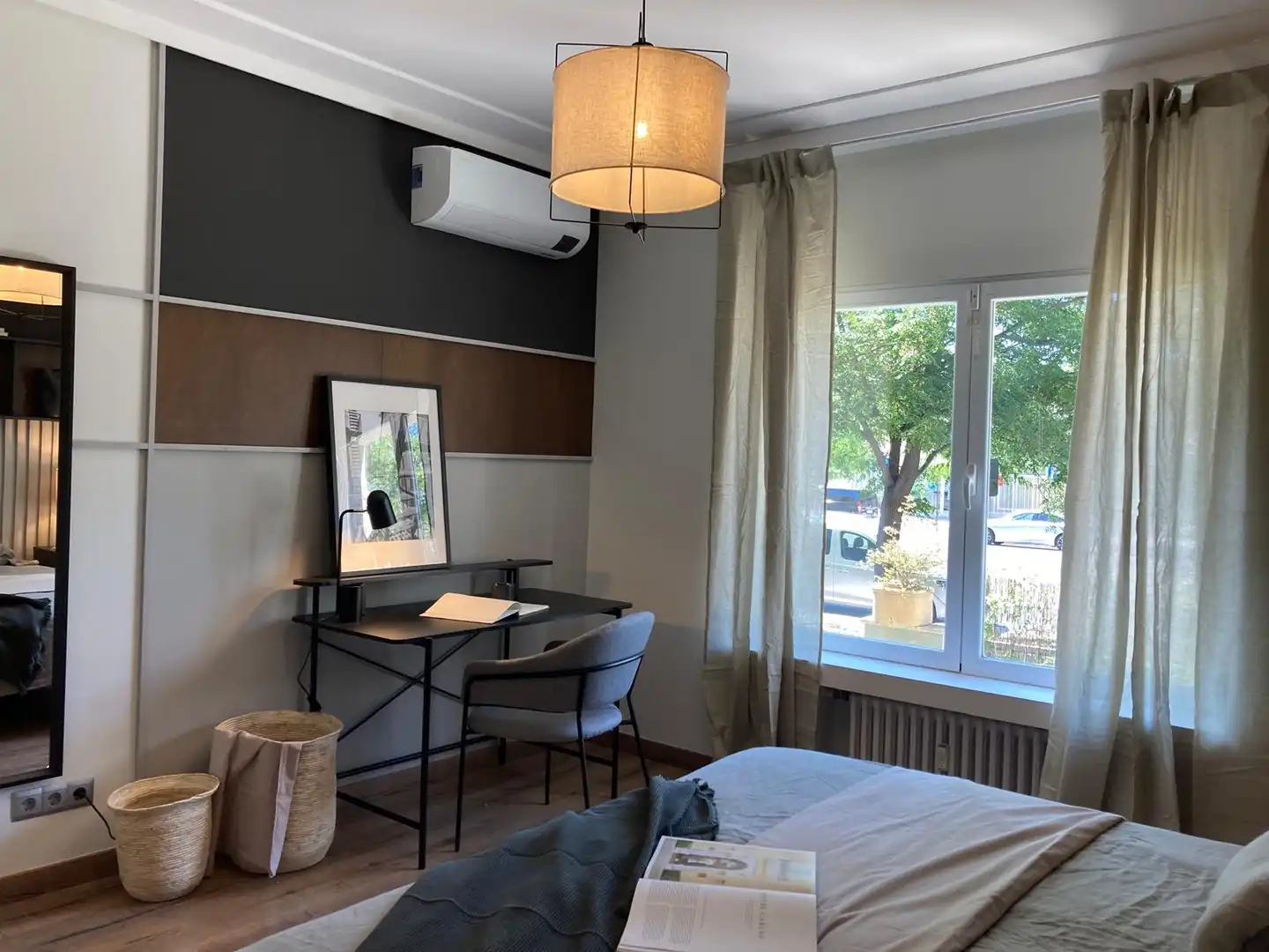 Dormitori de Apartament de lloguer en Madrid amb Aire condicionat, Calefacció i Moblat
