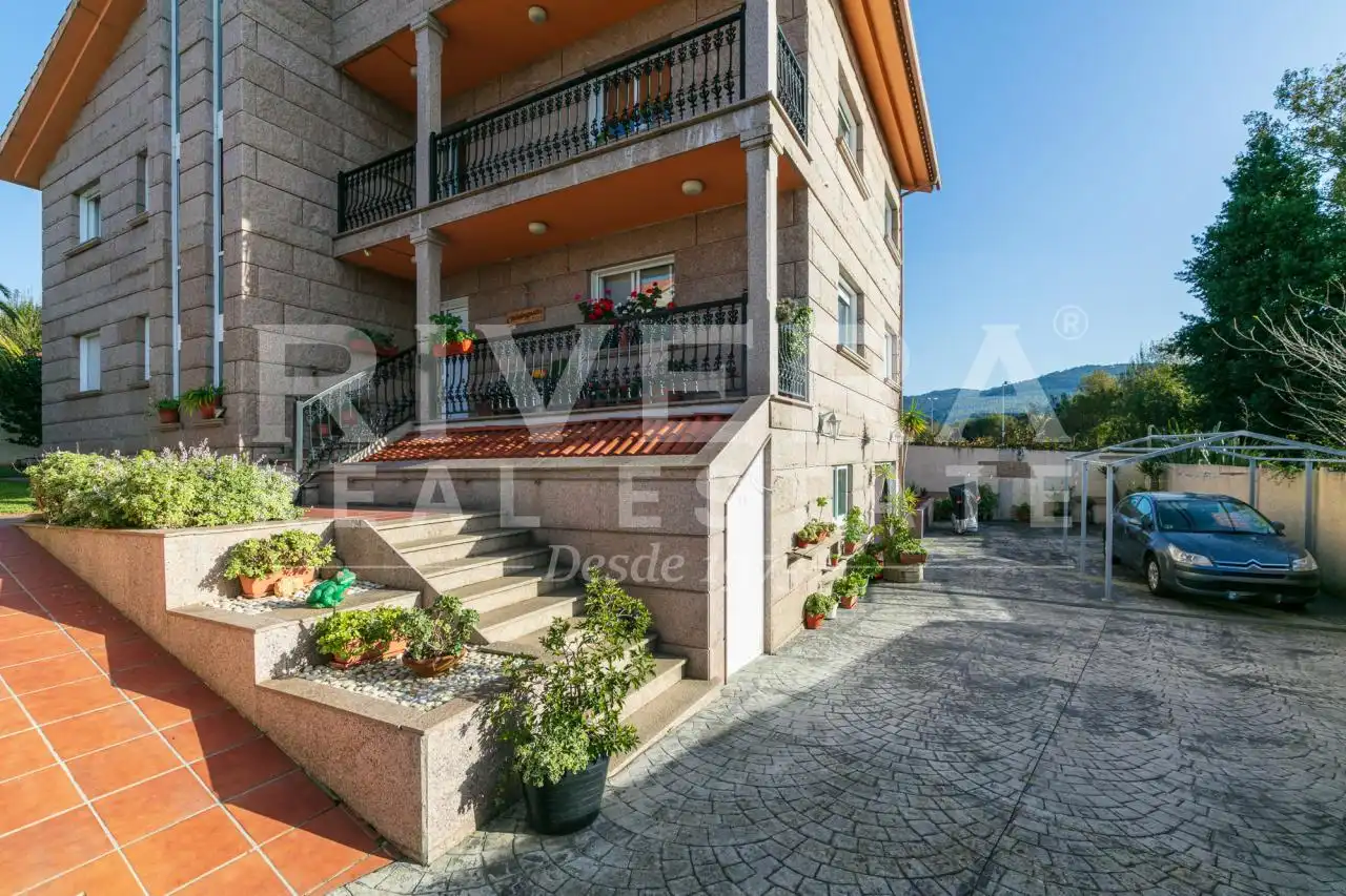 Vista exterior de Casa o chalet en venta en Vigo  con Calefacción, Jardín privado y Parquet