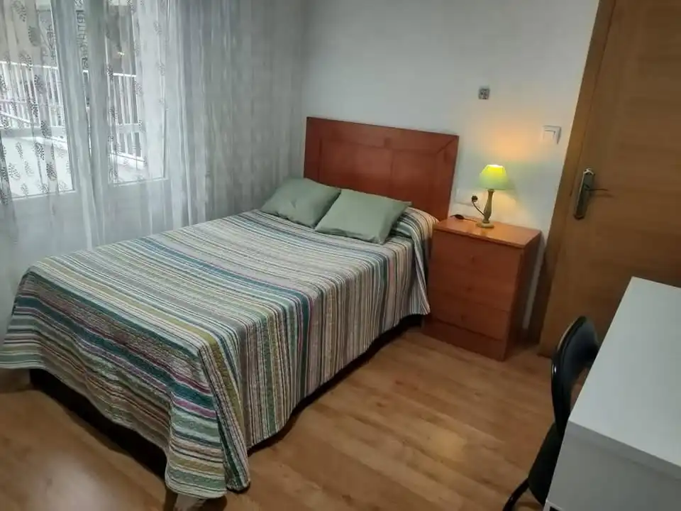 Dormitori de Pis de lloguer en Gijón  amb Calefacció, Parquet i Moblat