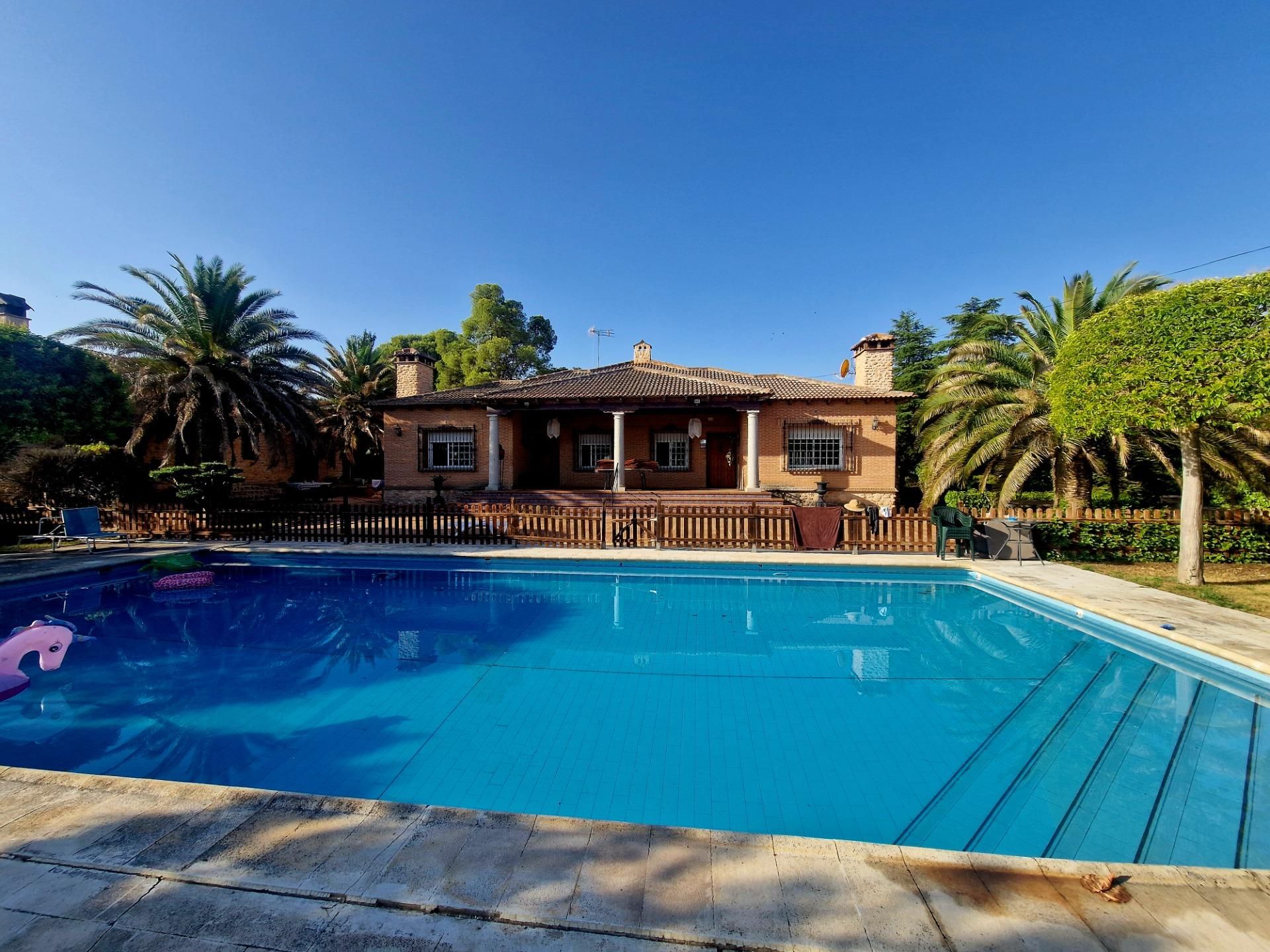 Piscina de Casa o xalet en venda en Almodóvar del Campo amb Calefacció, Jardí privat i Terrassa