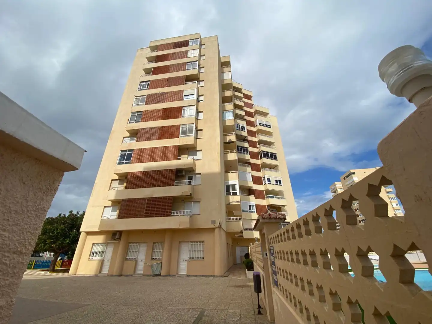 Vista exterior de Apartament en venda en La Manga del Mar Menor amb Aire condicionat, Calefacció i Balcó