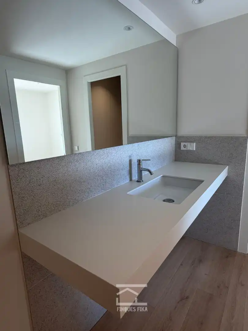 Baño de Ático de alquiler en Barcelona con Aire acondicionado, Calefacción y Parquet