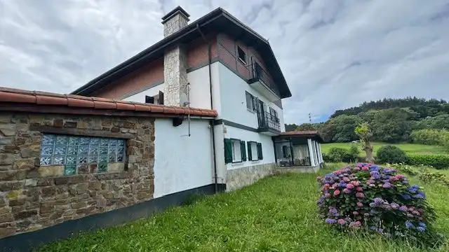 Vista exterior de Casa o xalet en venda en Mundaka amb Calefacció, Jardí privat i Terrassa