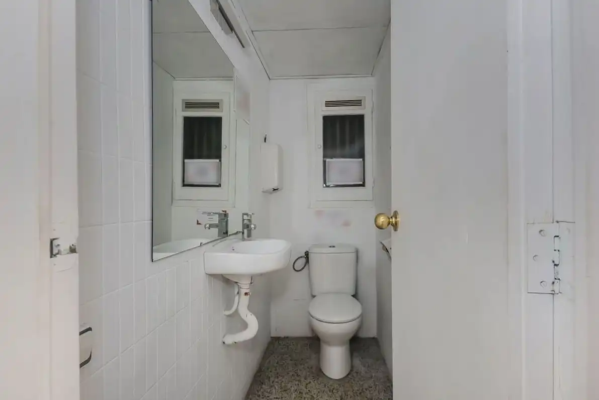 Badezimmer von Büro zum Verkauf in Barcelona
