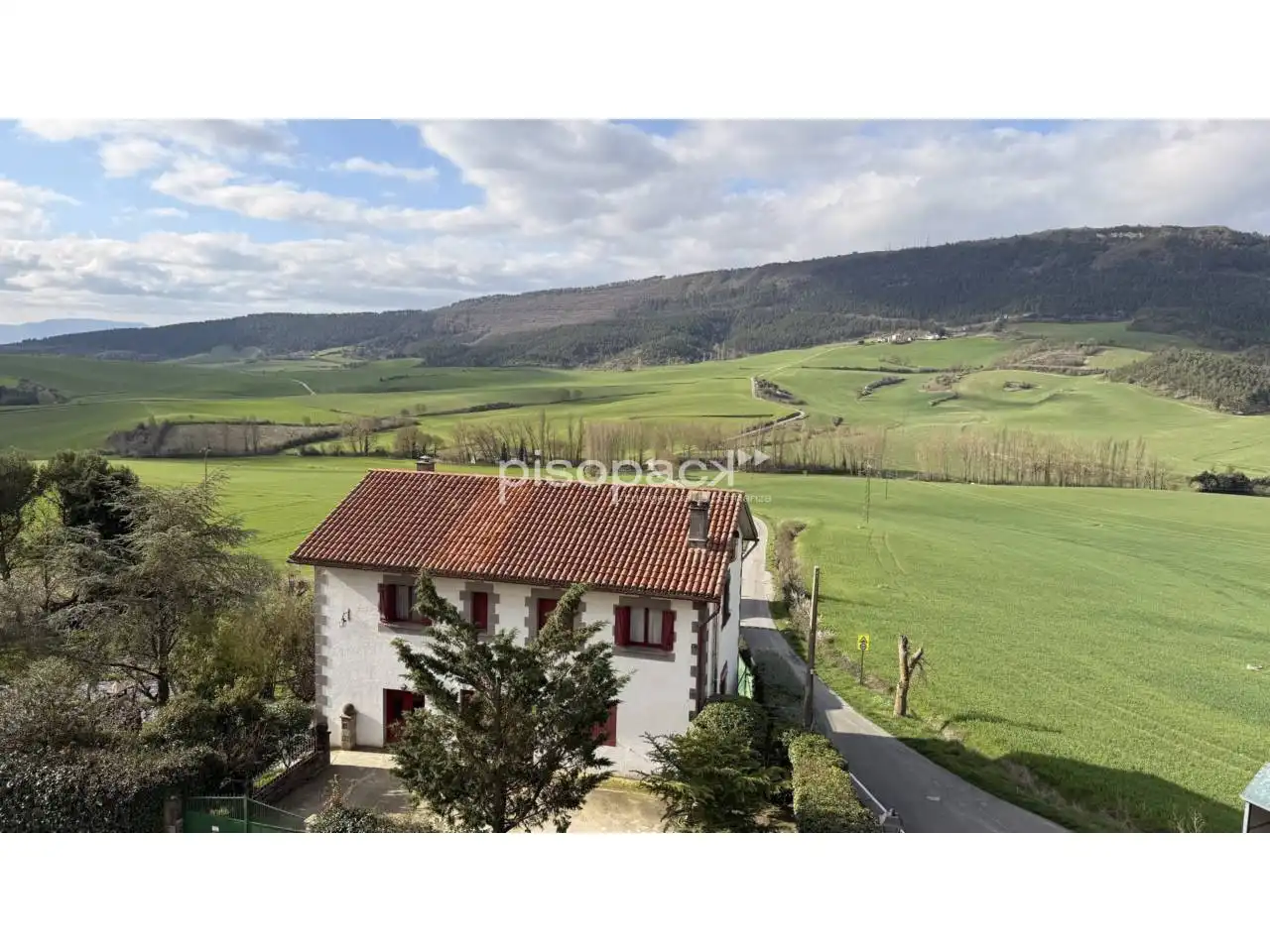 Vista exterior de Finca rústica en venda en Ezcabarte amb Calefacció