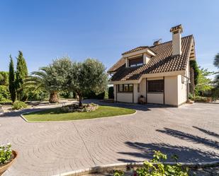 Vista exterior de Casa o xalet en venda en Brunete amb Jardí privat, Piscina i Moblat