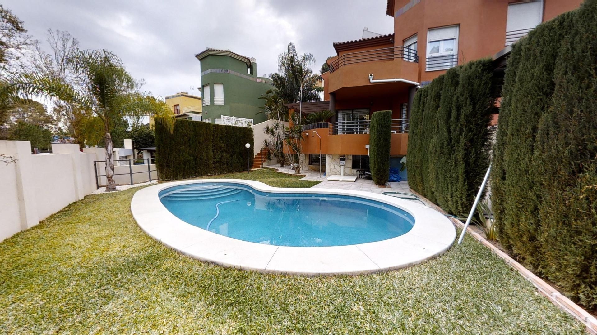 Piscina de Casa adosada en venda en Torremolinos amb Aire condicionat, Jardí privat i Terrassa