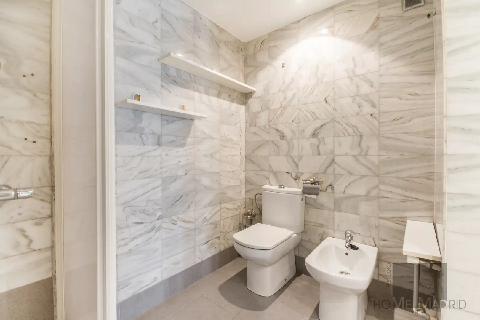 Bathroom of Flat for sale in Madrid  with Air Conditioner, Heating and Parquet flooring