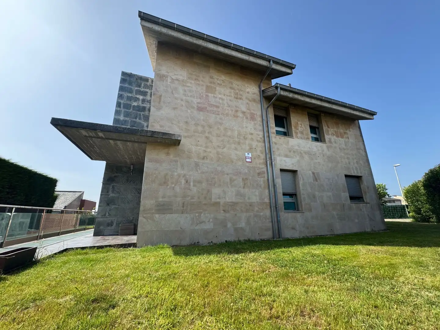 Vista exterior de Casa o xalet en venda en Santa Cruz de Bezana amb Calefacció, Jardí privat i Terrassa