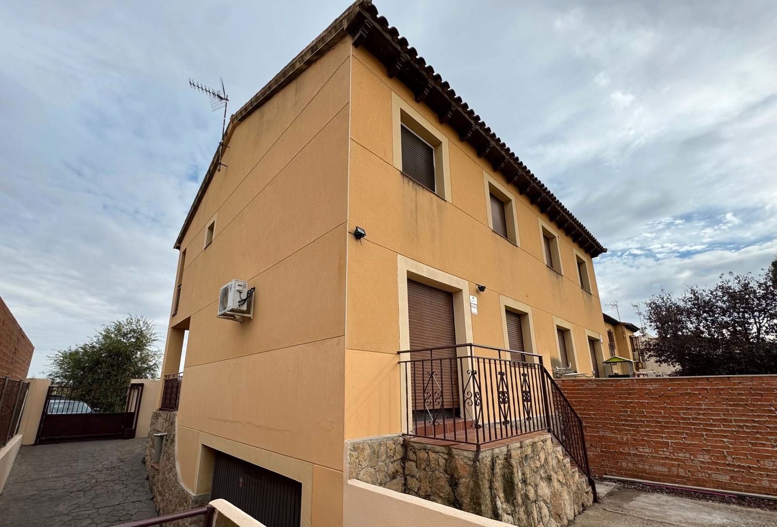 Vista exterior de Casa adosada en venda en Cobeja amb Aire condicionat, Calefacció i Balcó