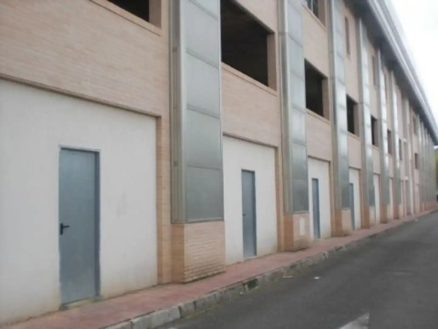Vista exterior de Local de alquiler en Puertollano