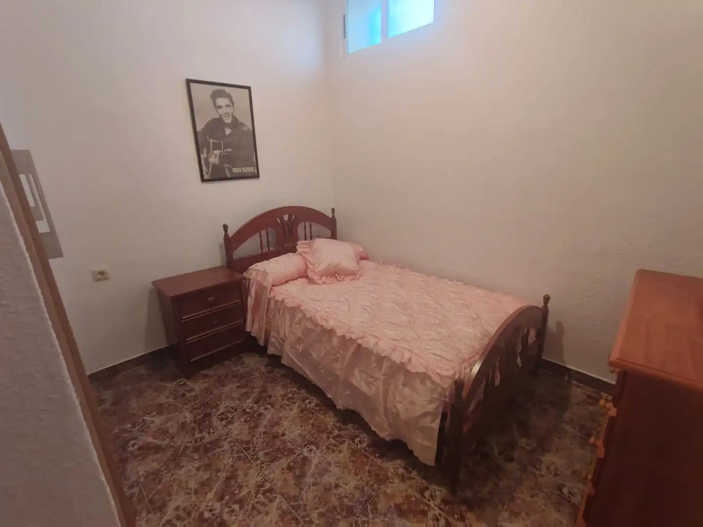 Dormitori de Casa adosada en venda en Guadix amb Moblat
