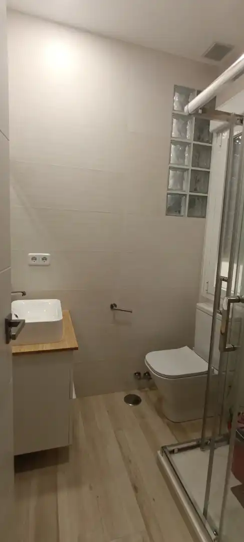 Baño de Piso de alquiler en Madrid con Calefacción, Parquet y Amueblado