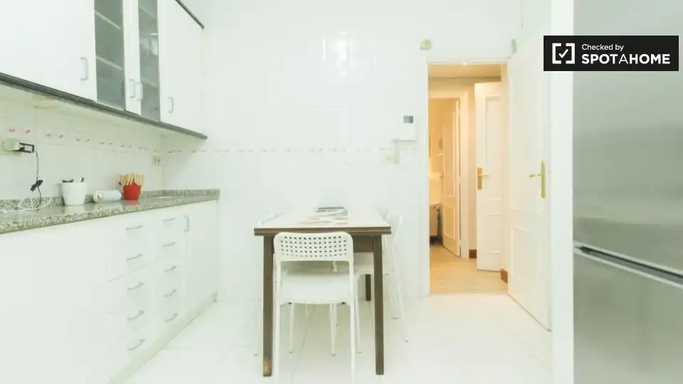 Küche von Wohnung zur untervermieten in Bilbao  mit Klimaanlage, Heizung und Möbliert