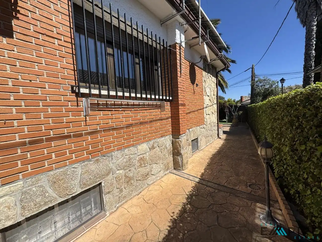 Vista exterior de Casa o xalet en venda en Serranillos del Valle amb Aire condicionat, Calefacció i Jardí privat