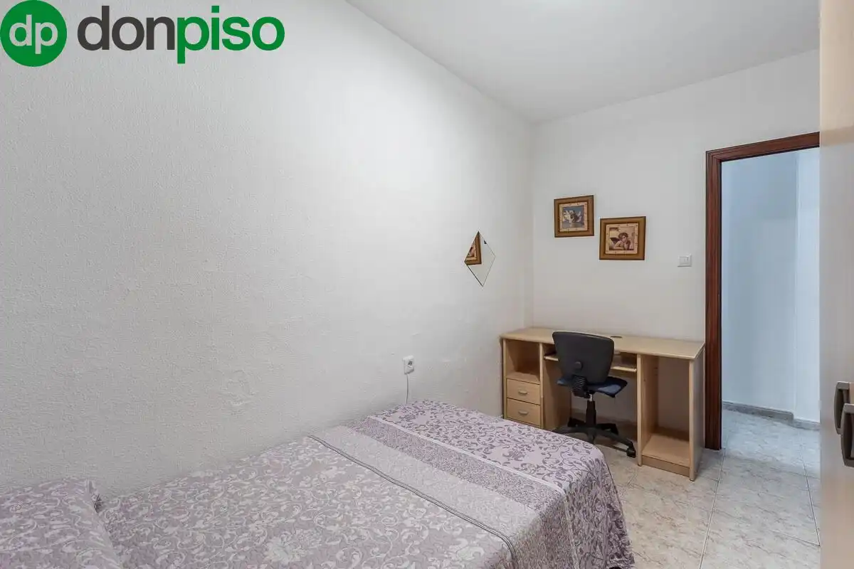 Habitación de Piso en venta en Granada con Amueblado