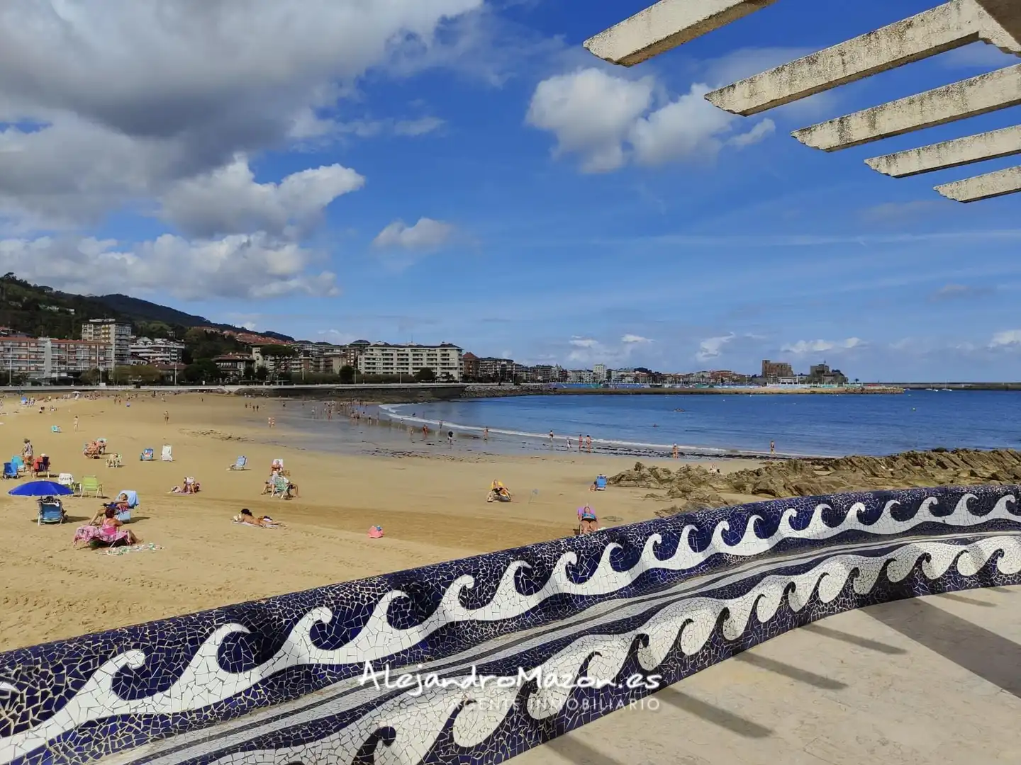 Vista exterior de Ático en venta en Castro-Urdiales con Calefacción, Parquet y Terraza