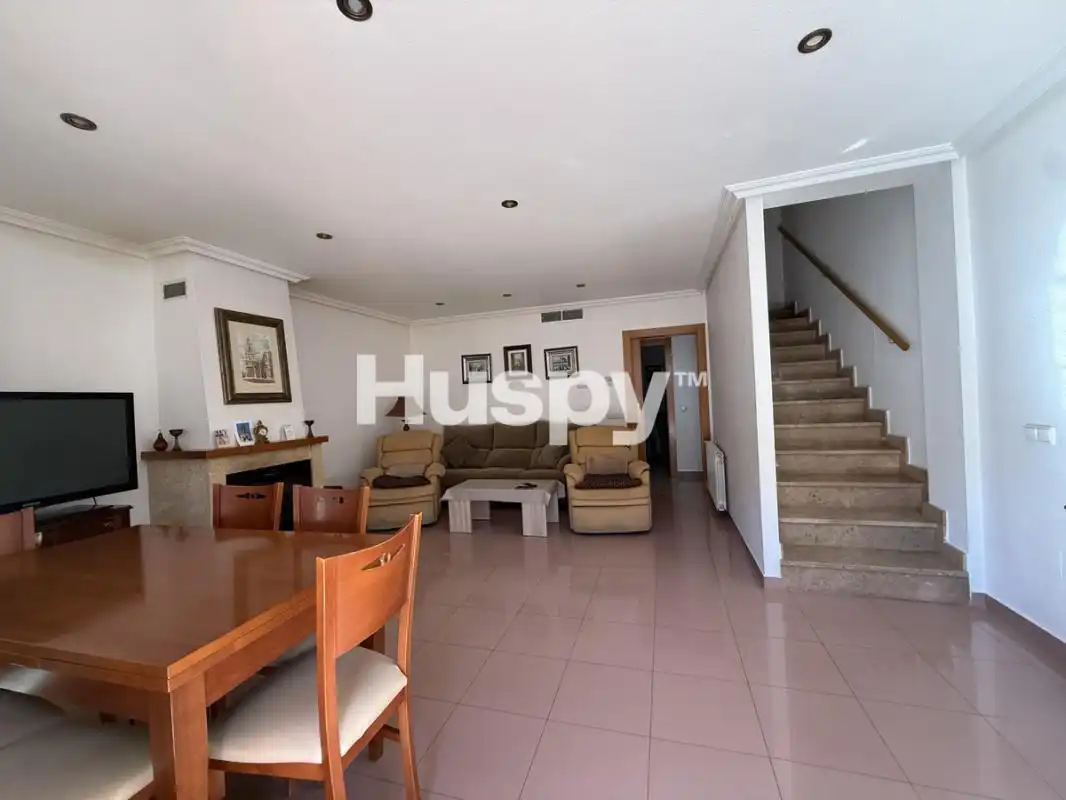 Sala d'estar de Casa adosada en venda en Norte