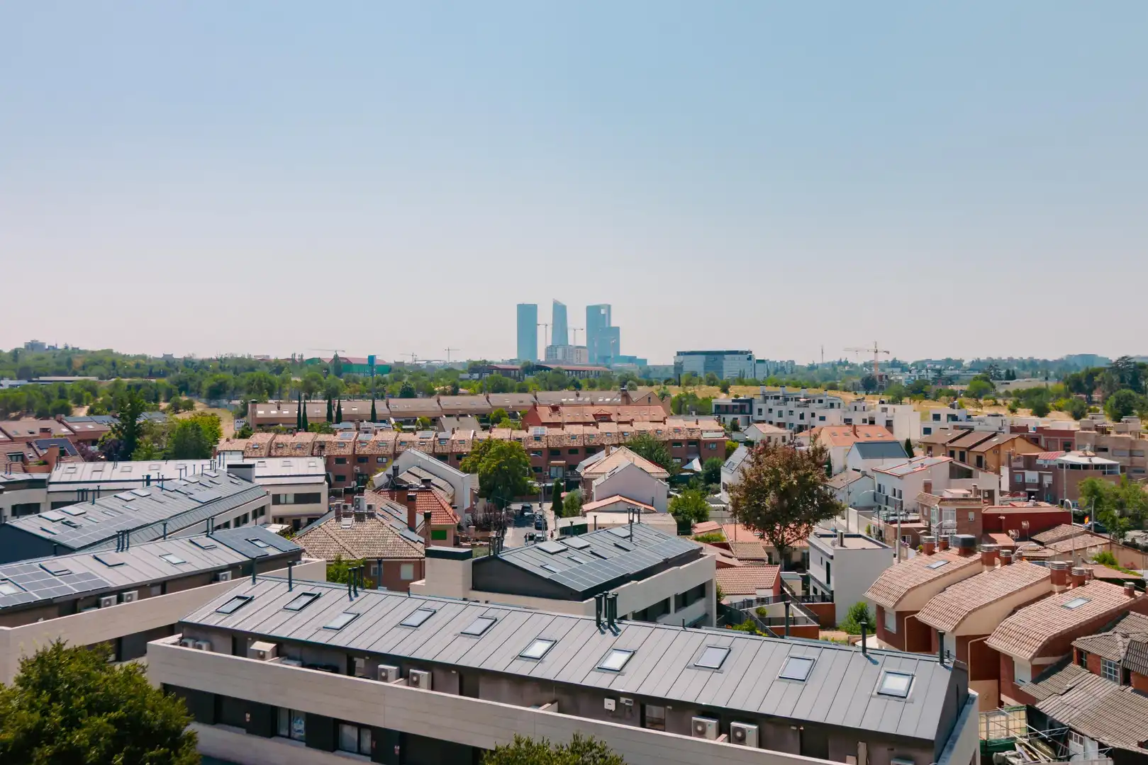 Vista exterior de Ático de alquiler en Madrid con Jardín privado, Parquet y Trastero