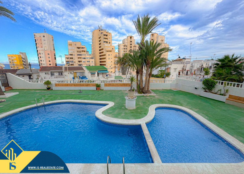 Piscina de Àtic en venda en Torrevieja amb Terrassa, Moblat i Piscina comunitària