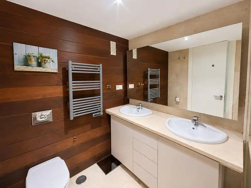 Badezimmer von Wohnung zum Verkauf in Manilva mit Klimaanlage, Heizung und Privatgarten