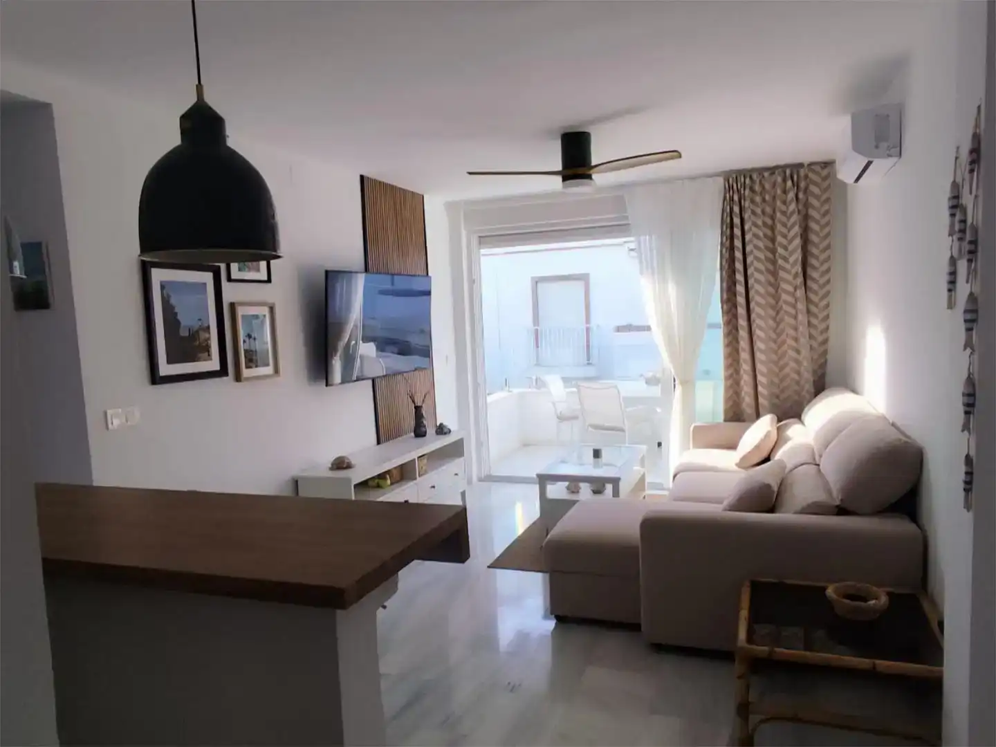 Sala d'estar de Dúplex de lloguer en Torrox amb Aire condicionat, Piscina i Moblat