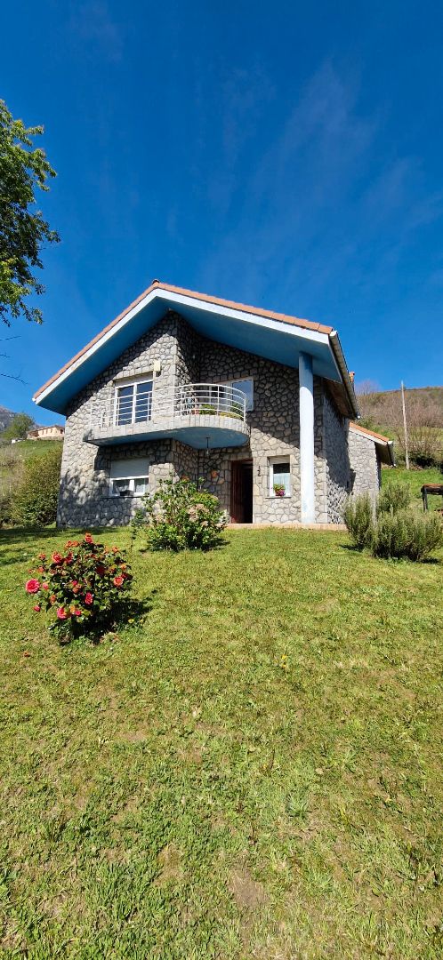 Außenansicht von Haus oder Chalet zum Verkauf in Riosa mit Heizung, Privatgarten und Terrasse