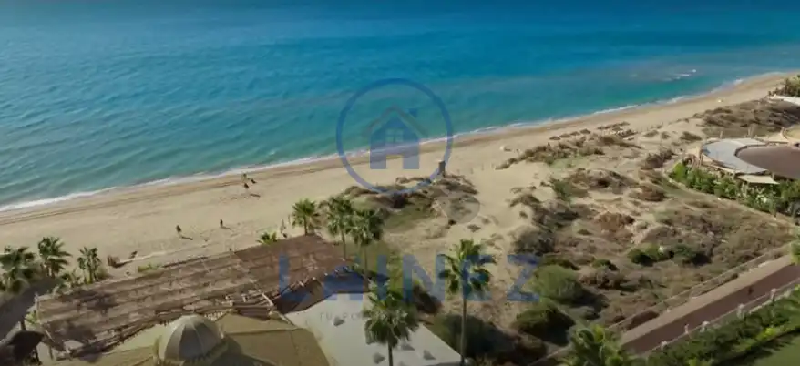 Vista exterior de Casa o xalet en venda en Marbella amb Aire condicionat, Jardí privat i Traster