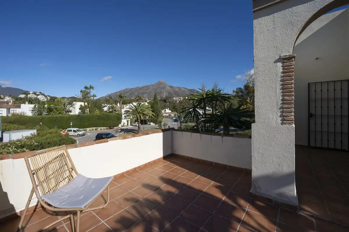 Chalet con piscina en venta en Nueva Andalucía, imagen 3