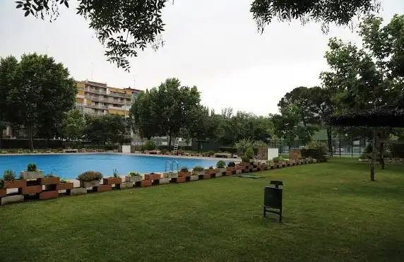 Piscina de Planta baja en venta en Alcalá de Henares con Aire acondicionado, Calefacción y Amueblado